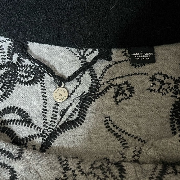 Knitted & Knotted Sweater Sz Large - Picture 9 of 10